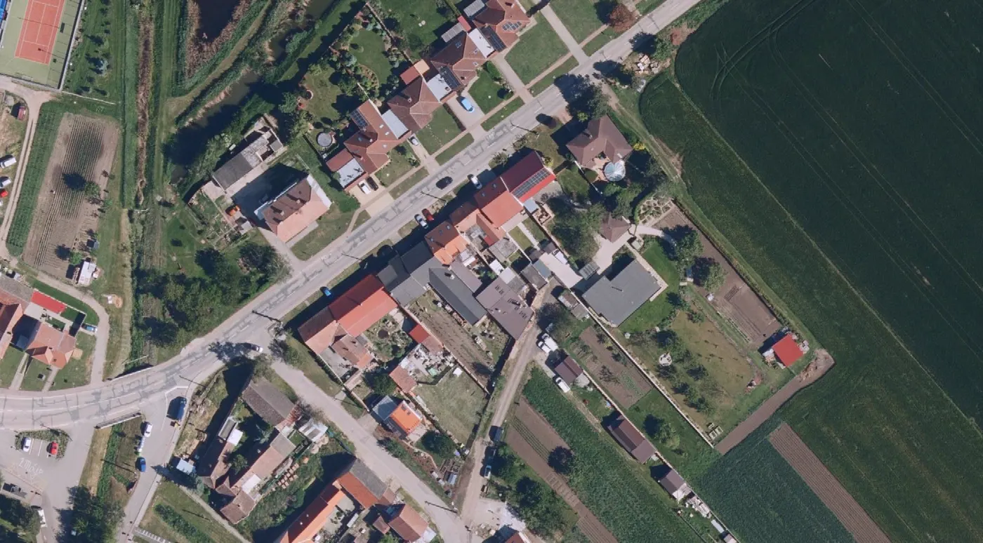 Letecký snímek Starovic s vyznačeným pozemkem, vchodem do domu z hlavní ulice a vraty uzenářství ze zadní uličky