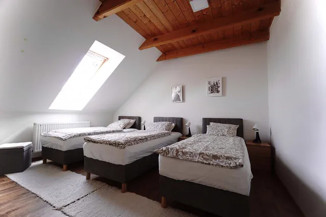 Pokoj se třemi jednolůžky pod střešním oknem